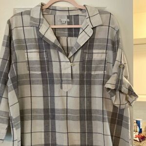 Gap black, gray and white pullover shirt.